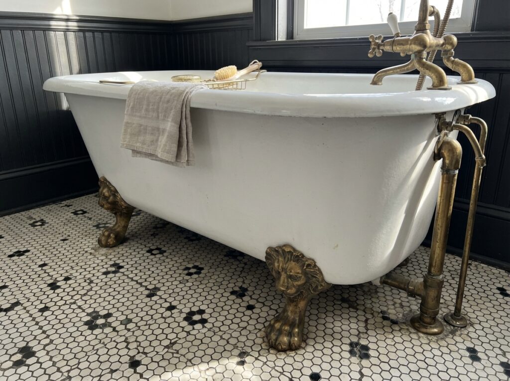 White clawfoot tub 202604081515